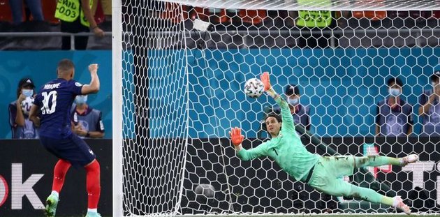 Her bjargar Yann Sommer einum brotssparki hjá Kylian Mbappé undir EM-endaspælinum í fjør
