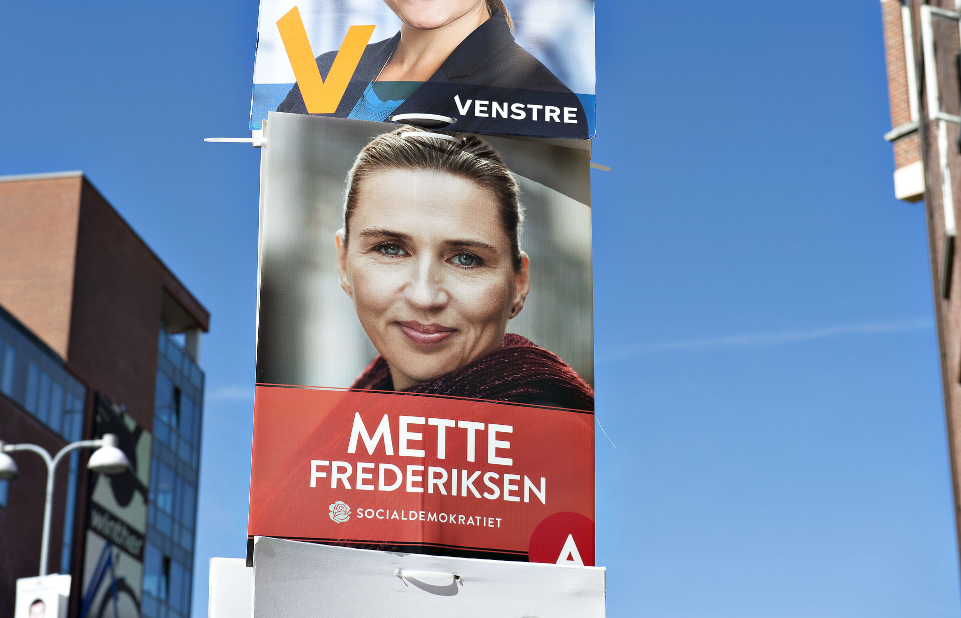 Ein valplakat av Mette Frederiksen í Aalborg. Mynd: Ritzau Scanpix