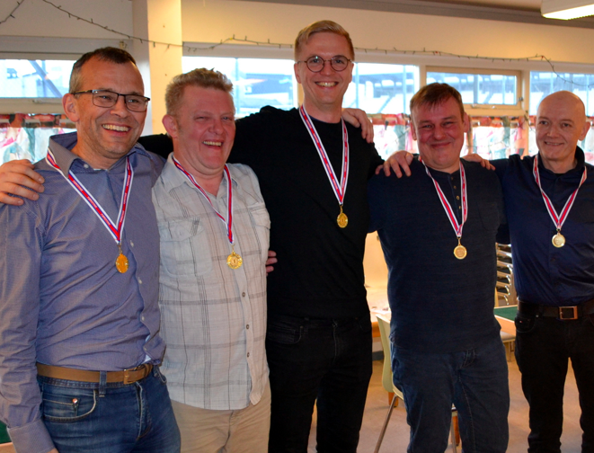 Føroyameistarar í bridge 2019: Balle Mohr, Rói á Rógvi Joensen, Pól Egholm, Allan Dal-Christiansen(liðskipari) og Eyðun Anthoniussen.